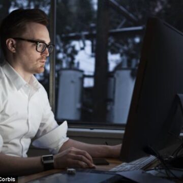 article-2400882-1B6D2154000005DC-13_634x398 Does working long hours make you a bad father? Men who do overtime are more likely to have ‘delinquent and aggressive’ sons