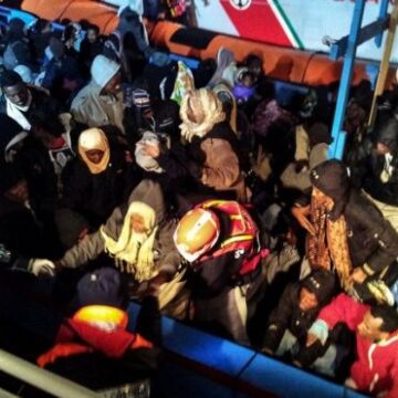 ref1 More than 200 migrants, mainly Somali land in Italy