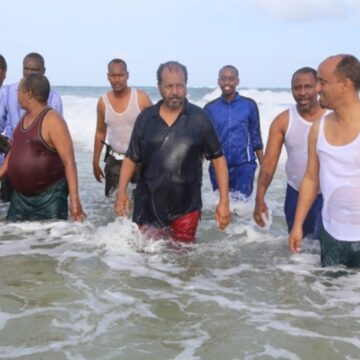 madax1 Madaxweyne Xasan oo ku Dabbaashay Xeebta Marka Caddey