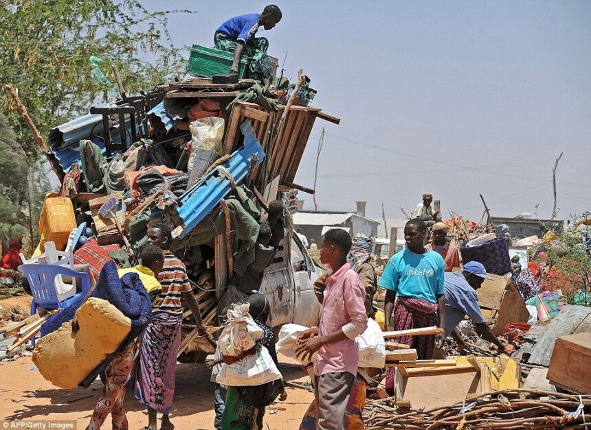 somaliref Heart-rending pictures of Somali refugees forced to pile everything they own onto ancient pick-ups and move on after government troops destroyed their shelters
