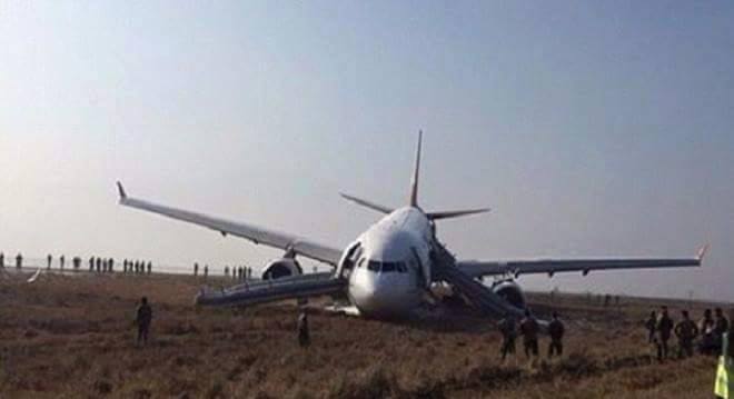 diyaarad-dhacday Cargo plane crash-lands near Somalia capita