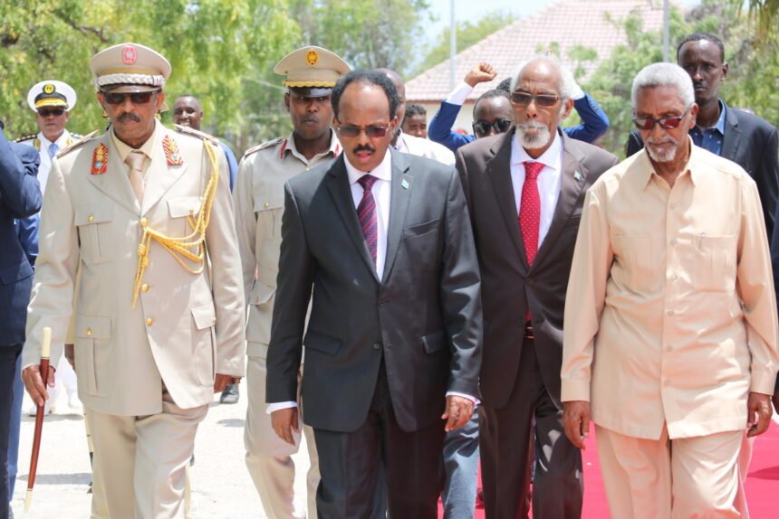 Madaxweyne Farmaajo oo Si Rasmi ah ula wareegay Xafiiska