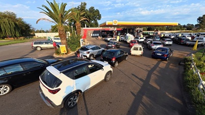 South Africa- Iran war- Cars queue at a Shell petrol station Fuel prices surge in Africa as Iran war hits supply