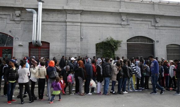 Italy-Migrants queue to enter a refectory in Milan 5 EU nations agree on model to send rejected migrants to ‘return hubs’ as early as 2027